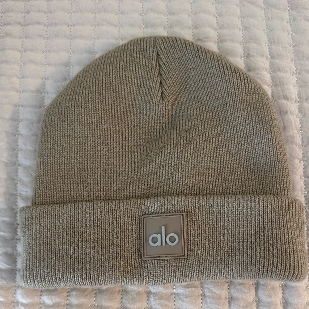ALO Yoga Everyday Beanie Gravel NWOT
